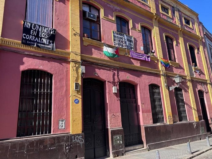 Fachada que da acceso a los corralones, junto al colegio público Calderón de la Barca