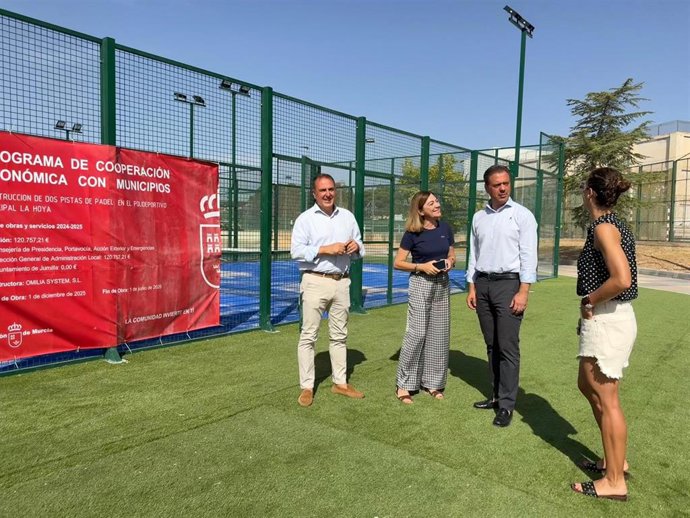 El consejero de Presidencia, Juventud, Acción Exterior y Emergencias, Marcos Ortuño, la alcaldesa de Jumilla, Severa González, y el director general de Administración Local, Francisco Abril, en Jumilla