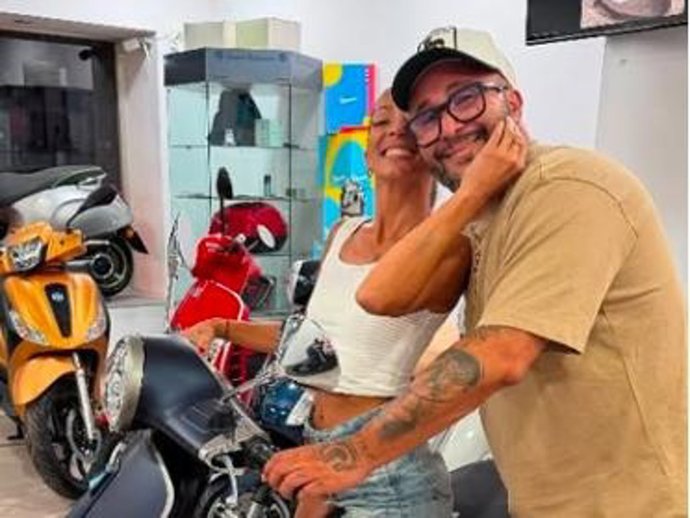 Kiko Rivera ha regalado una Vespa a Lola García por su cumpleaños
