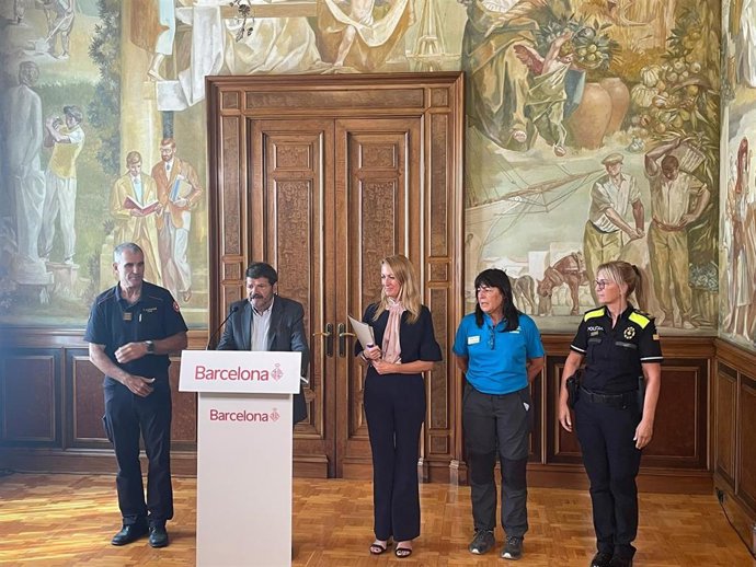El teniente de alcalde de Seguridad de Barcelona, Albert Batlle, junto a la teniente de alcalde y concejal del distrito de Sarrià-Sant Gervasi Maria Eugènia Gay y representantes de la Guàrdia Urbana, Bombers y Cuesb