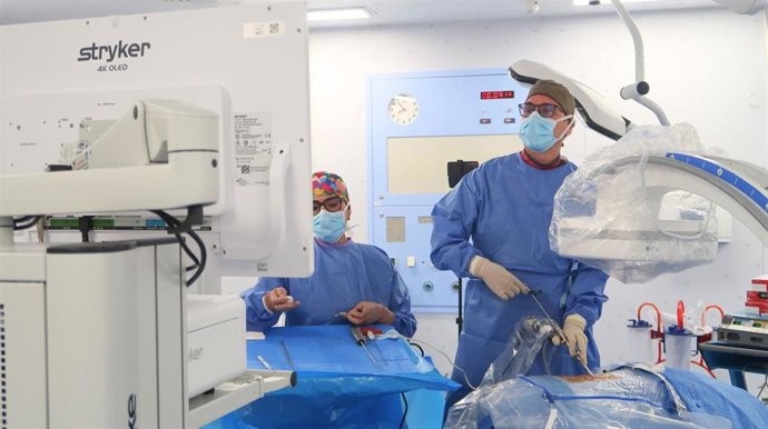 El Dr. Rafael Periañez durante una cirugía endoscópica uniportal de columna en Vithas Sevilla.