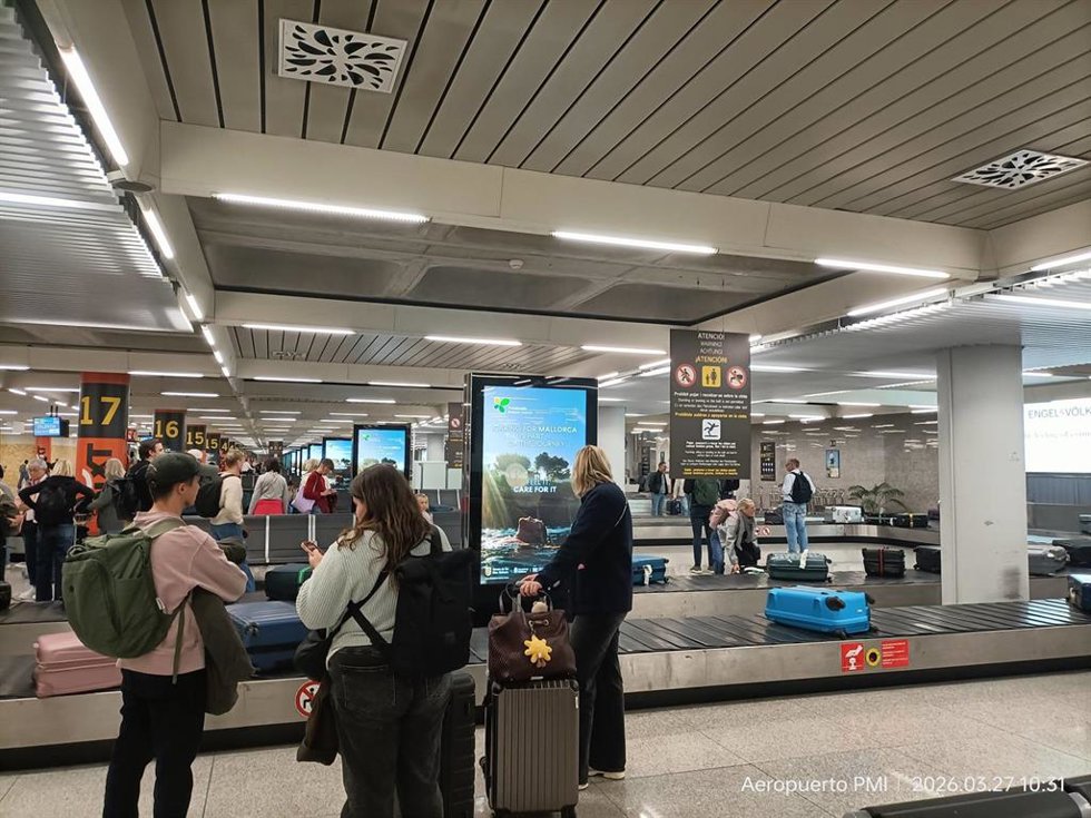 Archivo - Zona de recogida de equipajes del aeropuerto de Palma, con la campaña del Consell de Mallorca.