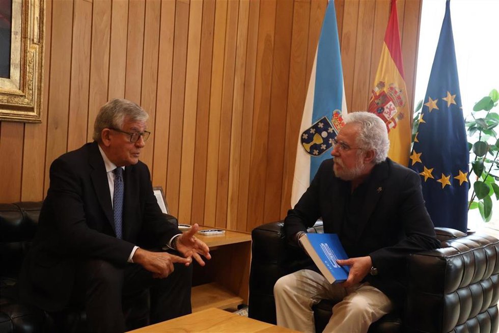 El presidente del CES entrega la memoria de 2025 al presidente del Parlamento