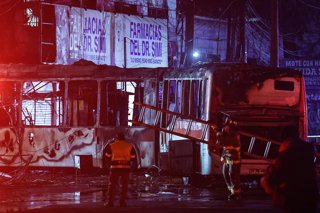 Santiago, 14 de julio de 2026.  Accidente de transito entre bus Red electrico y vehiculo particular en la esquina de Santa Rosa con Franklin en la comuna de Santiago genera un incendio en locales comerciales de esa interseccion   Diego Martin/Aton Chile
