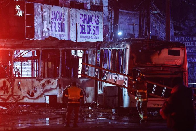 Santiago, 14 de julio de 2026.  Accidente de transito entre bus Red electrico y vehiculo particular en la esquina de Santa Rosa con Franklin en la comuna de Santiago genera un incendio en locales comerciales de esa interseccion   Diego Martin/Aton Chile