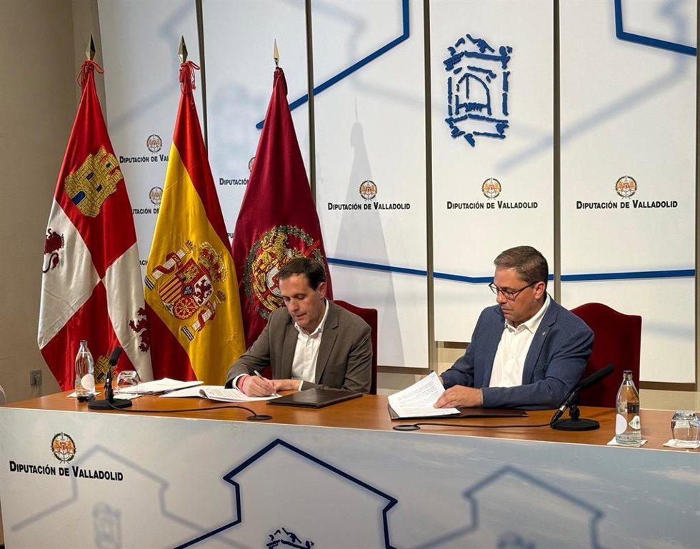 El presidente de la Diputación de Valladolid, Conrado Íscar, acompañado en el Palacio de Pimentel por el presidente de Cáritas Diocesana de Valladolid, Guenther Eduardo Boelhoff.