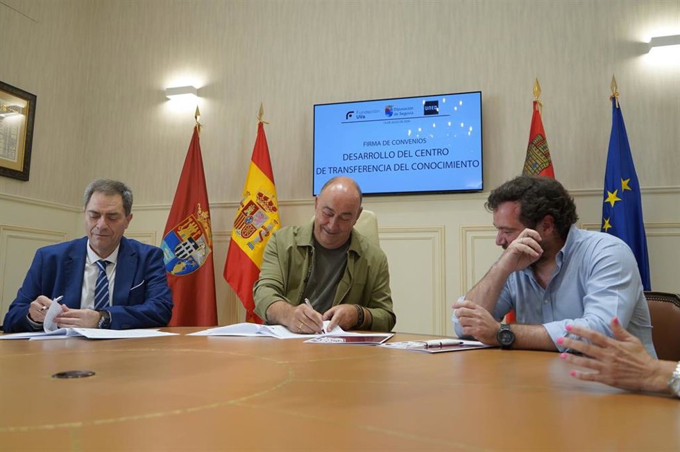 El presidente de la Diputación de Segovia, Miguel Ángel de Vicente (centro), firma los convenios con el gerente de Fundación UVa, Francisco Javier Zaloña (izda), y el vicerrector de Transferencia de la UNED, Juan Pablo Catalán.