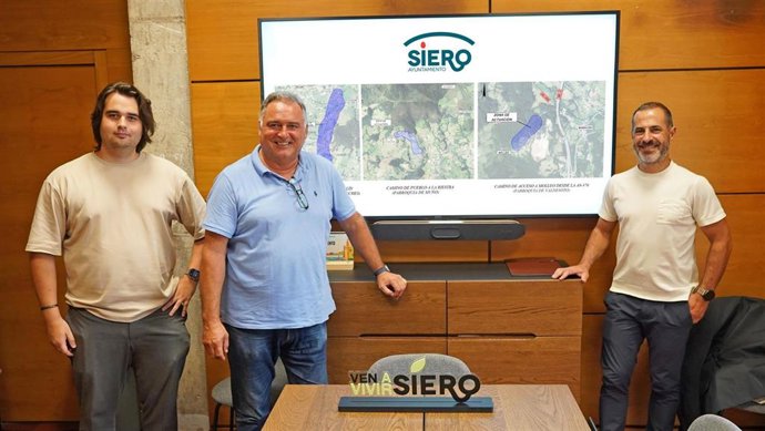 El alcalde de Siero, Ángel García, y el concejal de Caminos en el Medio Rural, Alejandro Villa, junto al técnico municipal David Orviz