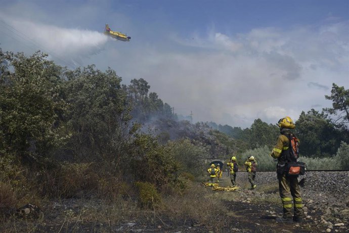 Bomberos y un hidroavión trabajan en las tareas de extinción del incendio forestal de Untes, a 13 de julio de 2026, en Untes, Ourense, Galicia (España). 
