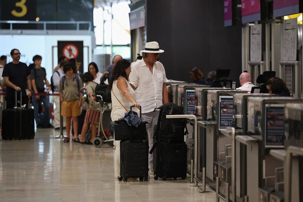 Viajeros en el Aeropuerto Adolfo Suárez Madrid-Barajas, a 3 de julio de 2026, en Madrid (España).   
