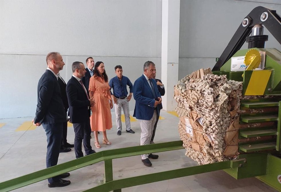El consejero de Medio Ambiente, Industria, Universidades, Investigación y Mar Menor, Juan María Vázquez, durante la visita al nuevo Centro de Tratamiento y Valorización