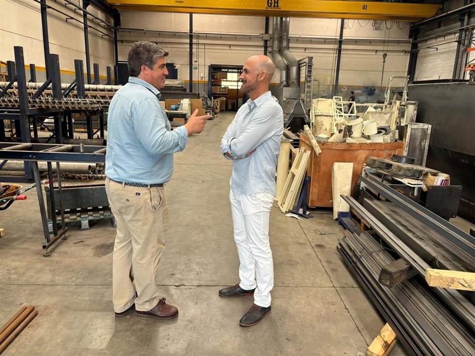 El delegado de Desarrollo e Industria del Ayuntamiento de Alcalá de Guadaíra (Sevilla), Pablo Chain, durante su visita la empresa Cidepa.