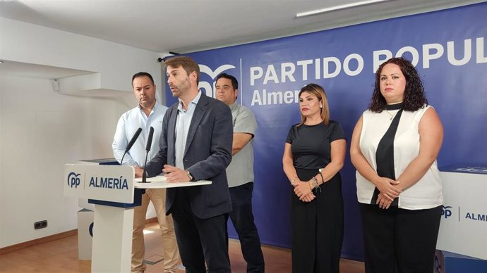 El secretario general del PP de Almería, Francisco González Bellido, junto con los concejales del PP de Carboneras (Almería).