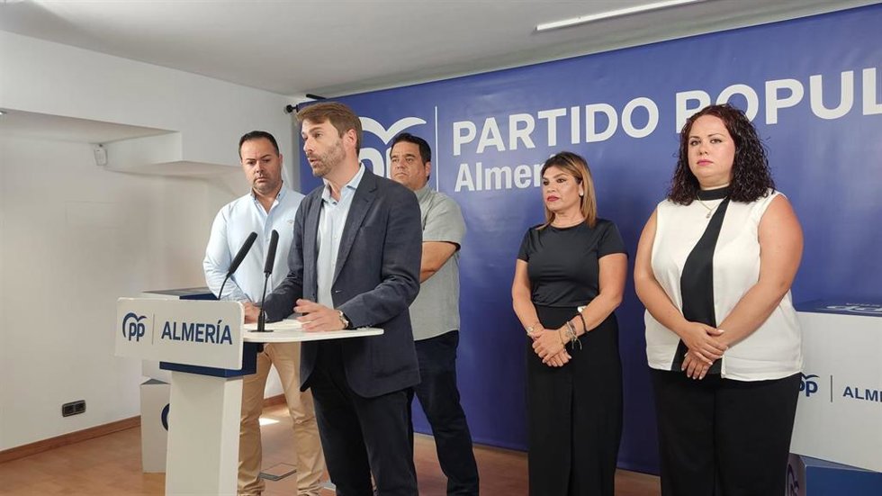 El secretario general del PP de Almería, Francisco González Bellido, junto con los concejales del PP de Carboneras (Almería).