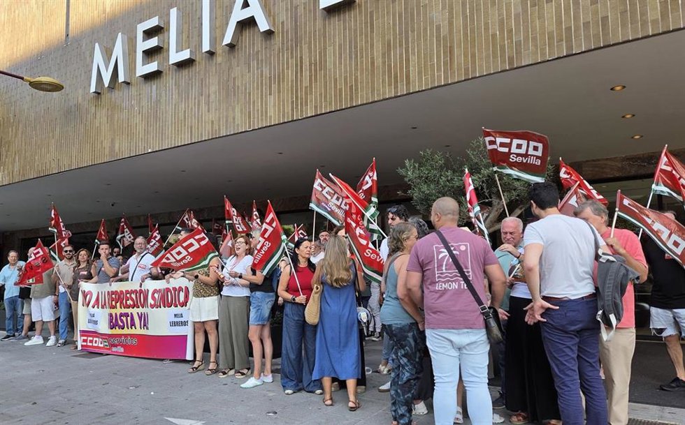 CCOO Sevilla manifiesta la actitud antisindical del hotel Meliá Lebreros que busca "atemorizar a la plantilla".