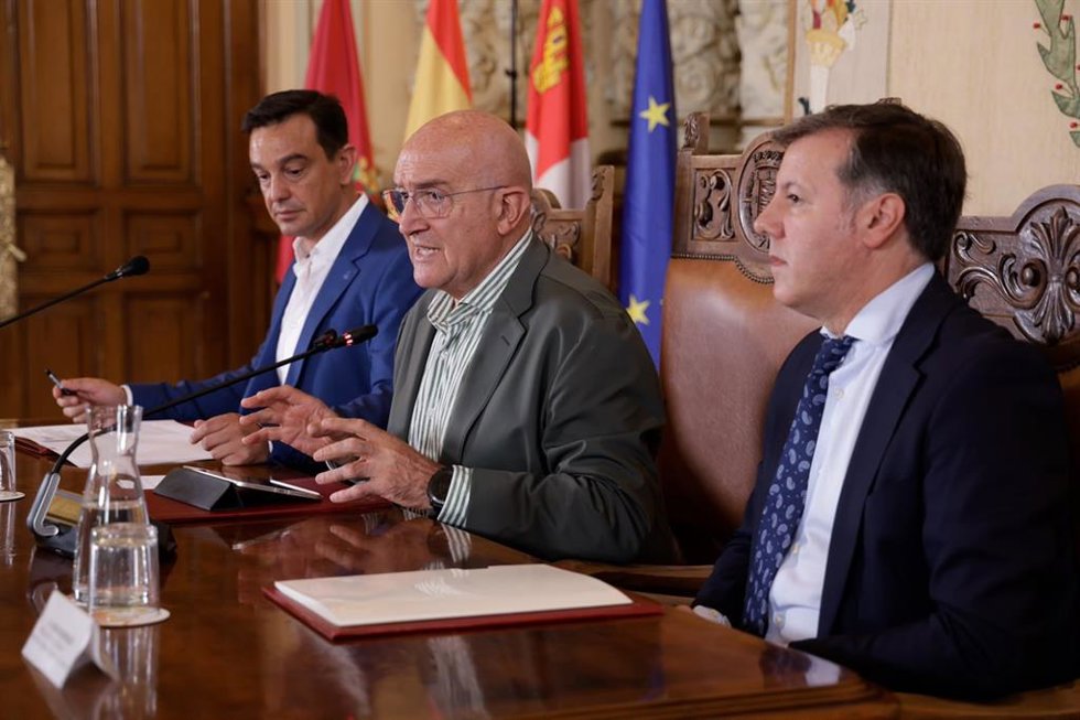 El alcalde, Jesús Julio Carnero, participa en la presentación del convenio de colaboración entre el Ayuntamiento de Valladolid, la Sociedad Municipal de Suelo y Vivienda de Valladolid y la Cámara de la Propiedad Urbana de Valladolid y Provincia