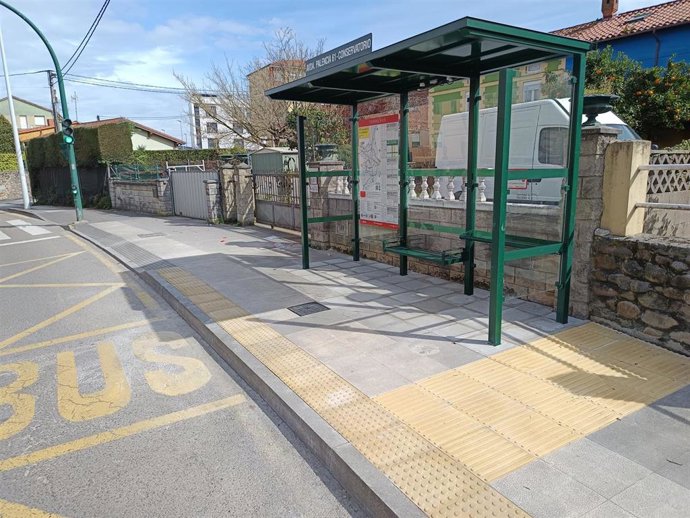 Torrelavega instala 17 nuevas marquesinas en paradas del Torrebús