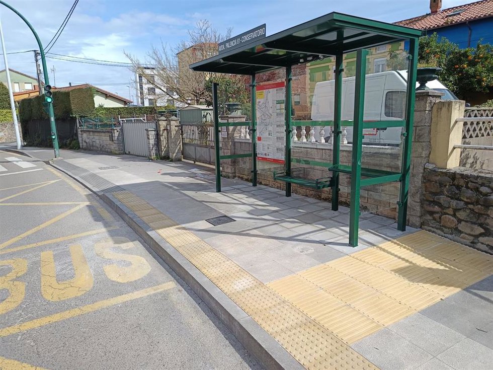 Torrelavega instala 17 nuevas marquesinas en paradas del Torrebús