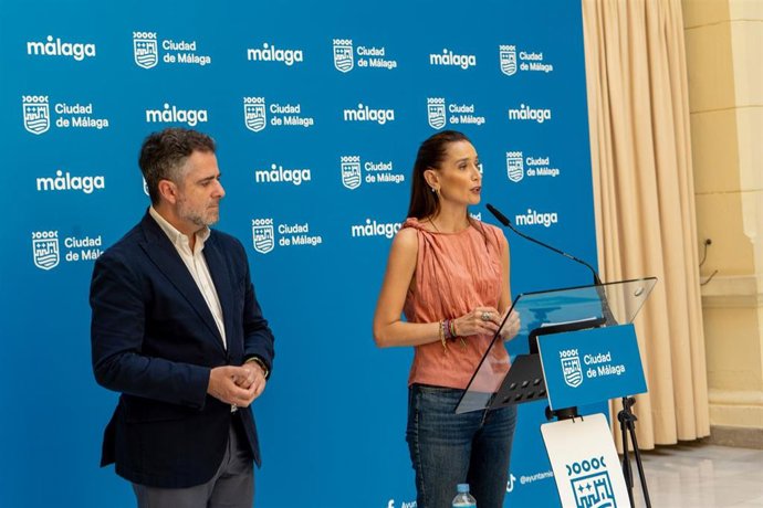 La portavoz del equipo de gobierno, Elisa Pérez de Siles, y el concejal delegado de Economía, Hacienda y Fondos Europeos, Carlos Conde.
