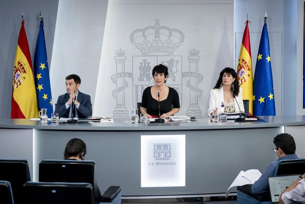 (I-D) El ministro de Derechos Sociales, Consumo y Agenda 2030, Pablo Bustinduy; la ministra de Inclusión, Seguridad Social y Migraciones y portavoz del Gobierno, Elma Saiz, y la ministra de Igualdad, Ana Redondo