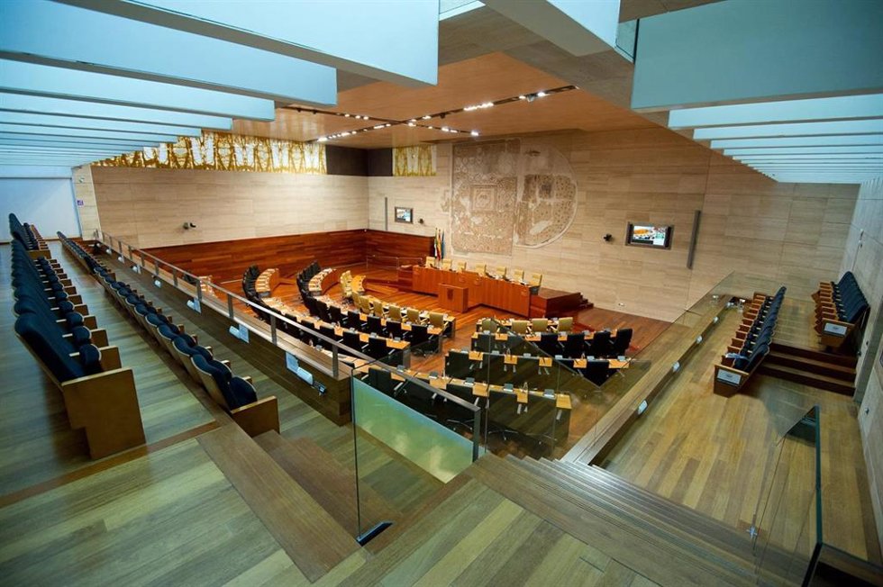 Hemiciclo de la Asamblea de Extremadura, donde se aprobó la Ley 4/2025, de Concordia de Extremadura, recurrida por el Gobierno de España
