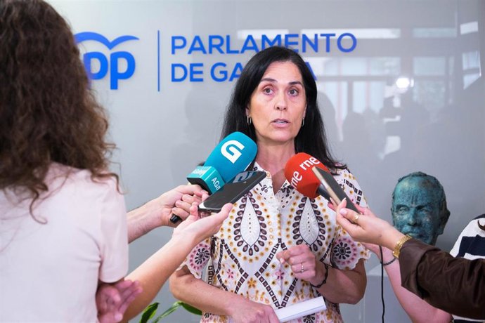 La secretaria general del PPdeG, Paula Prado, da declaraciones a los medios.