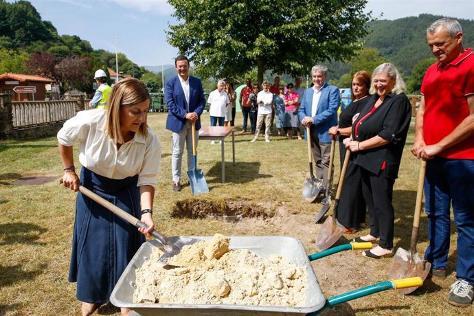 Buruaga pone la primera piedra de las piscinas de Ruente.