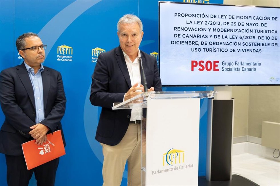 El diputado del Grupo Parlamentario Socialista, Gustavo Santana, y el portavoz, Sebastián Franquis, en la presentación de la proposición de ley