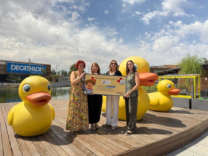 La entrega del cheque ha contado con la presencia de Yolanda Gimeno, gerente de Puerto Venecia; Pilar Castillón, gerente de la Fundación Atención Temprana; e Isabel Escudero, creadora de Zagazudos.