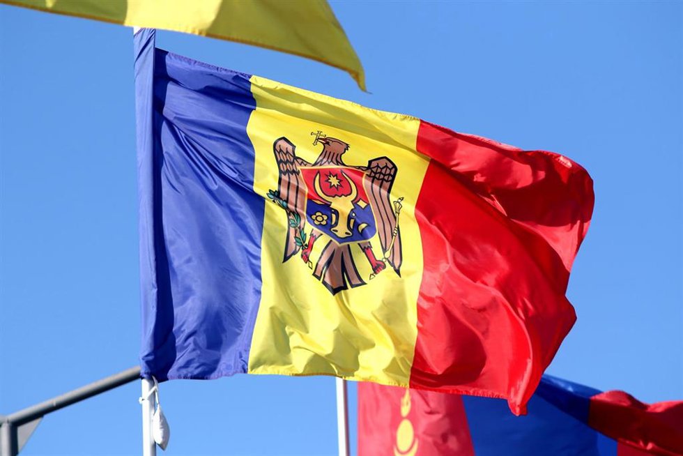 Archivo - Bandera de Moldavia en San Petersburgo, Rusia (archivo)