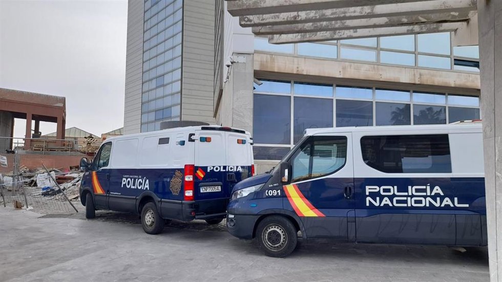 Archivo - Furgones de la Policía Nacional ante el Registro Civil de Melilla (Foto de archivo).