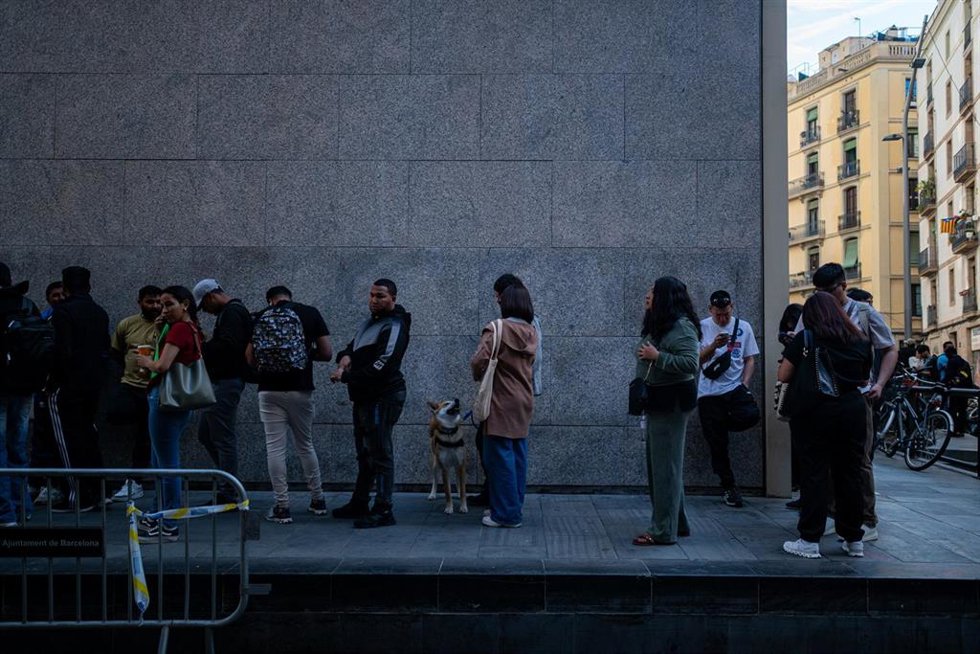 Archivo - Varias personas hacen cola en una oficina de atención al ciudadano, a 20 de abril de 2026, en Barcelona, Cataluña (España). 