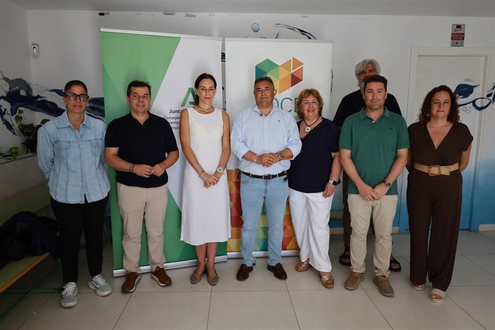 Visita a una de las Escuelas de Verano puestas en marcha por la Consejería de Inclusión Social, Juventud, Familias e Igualdad en Huelva.