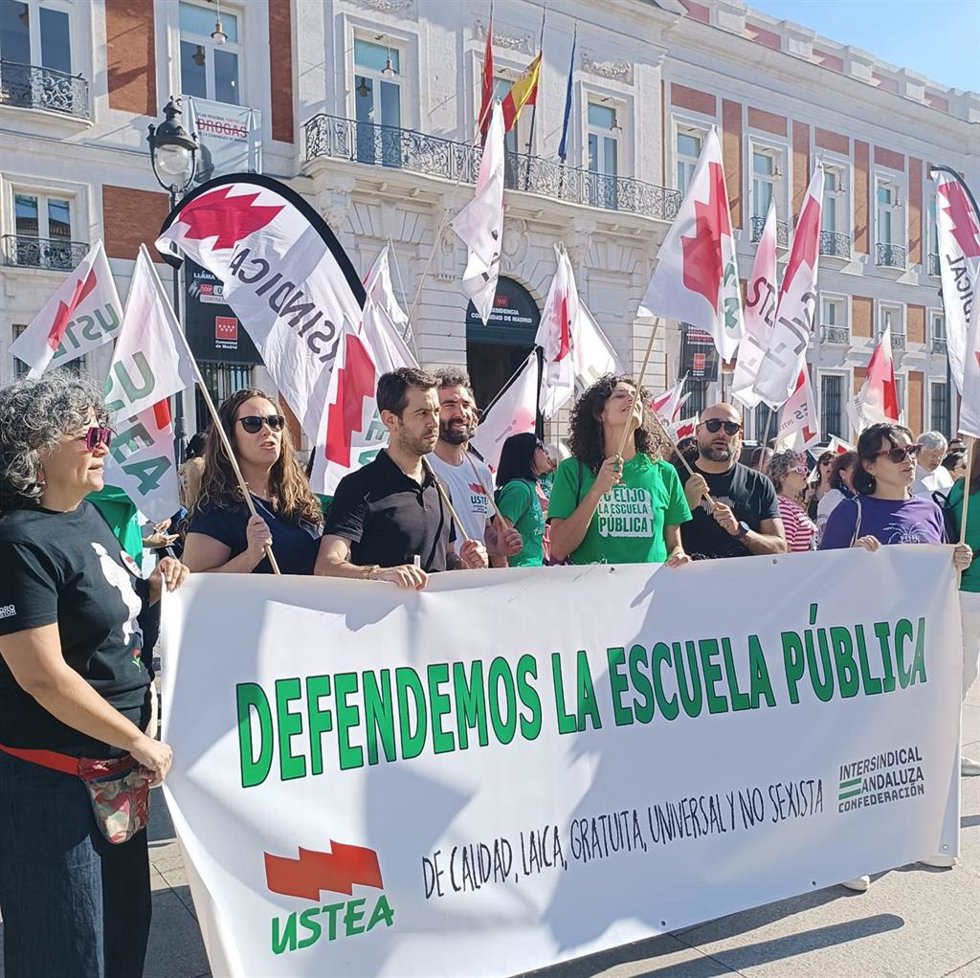 Población en defensa de la escuela pública.