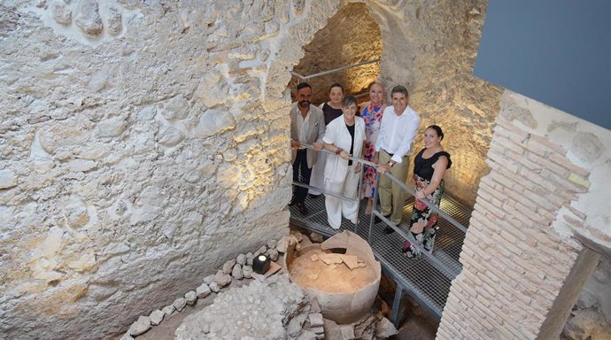 El delegado del Gobierno en Andalucía, Pedro Fernández, junto con la alcaldesa de Cogollos Vega, Alexandra García, ha Inaugurado los Baños Árabes del municipio granadino.