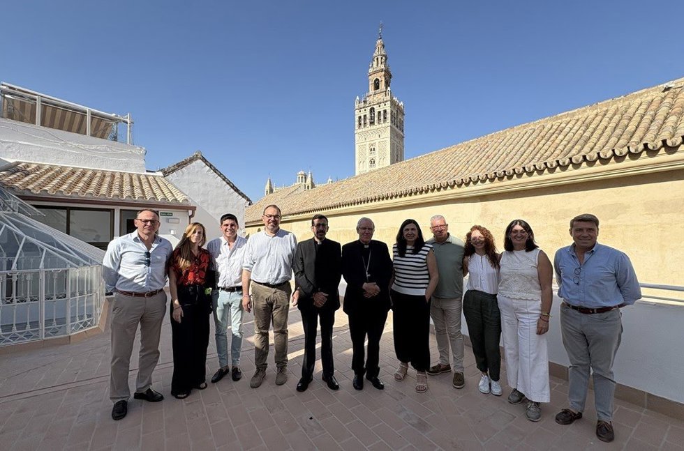 El arzobispo de Sevilla, en el centro, visita las obras del centro de noche Saiz Meneses para personas sin hogar, ubicado en la calle Don Remondo