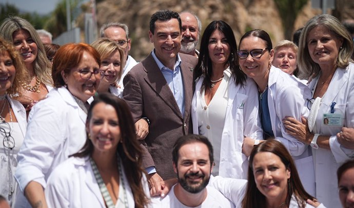 El presidente de la Junta, Juanma Moreno, posa con la plantilla del nuevo Centro de Salud de Salobreña, en Granada.