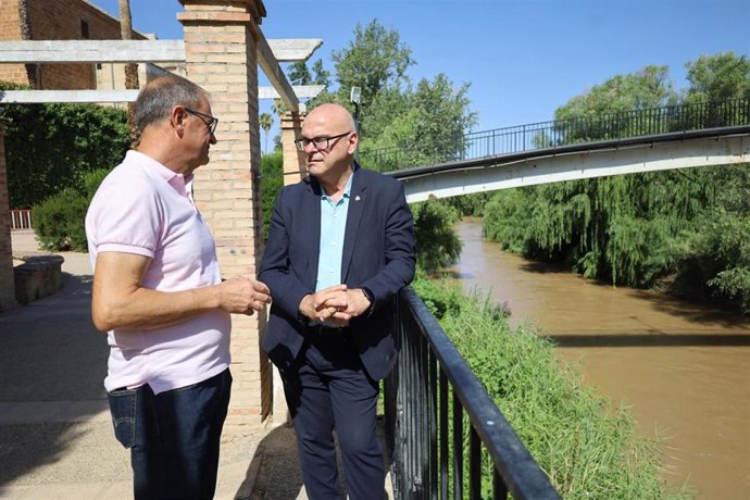 Encuentro entre el subdelegado Manuel Fernández y el alcalde de Villanueva de la Reina, Blas Alvés