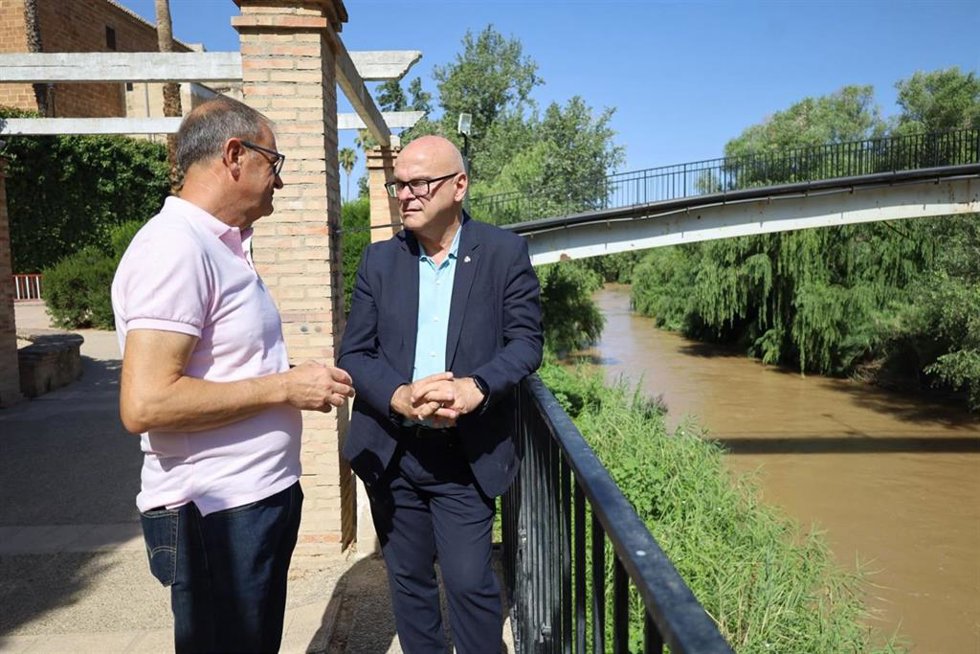 Encuentro entre el subdelegado Manuel Fernández y el alcalde de Villanueva de la Reina, Blas Alvés