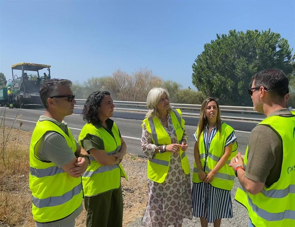 Mercedes Colombo visitando las obras de la A-2235 en Medina.