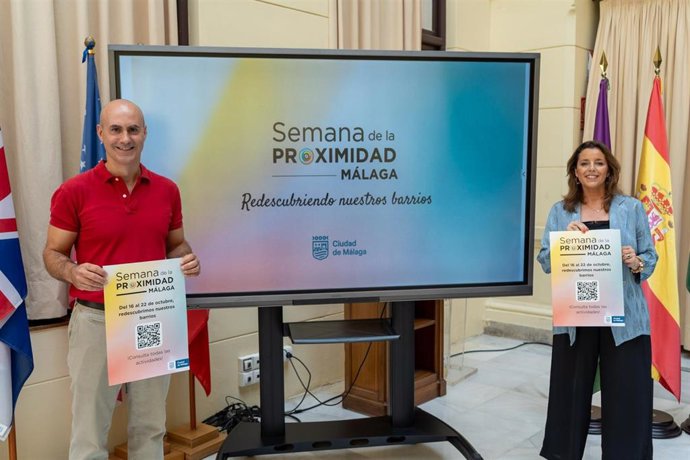 La concejala delegada de Participación Ciudadana, Migración y Cooperación al Desarrollo, Mar Torres, acompañada por el coordinador local en Málaga de Foro NESI, Álvaro López, presentando la III Semana de la Proximidad.