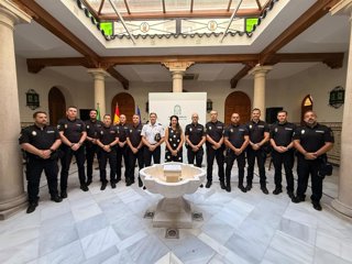 Foto de familia de los nuevos agentes con la delegada del Gobierno andaluz, Ana Mata