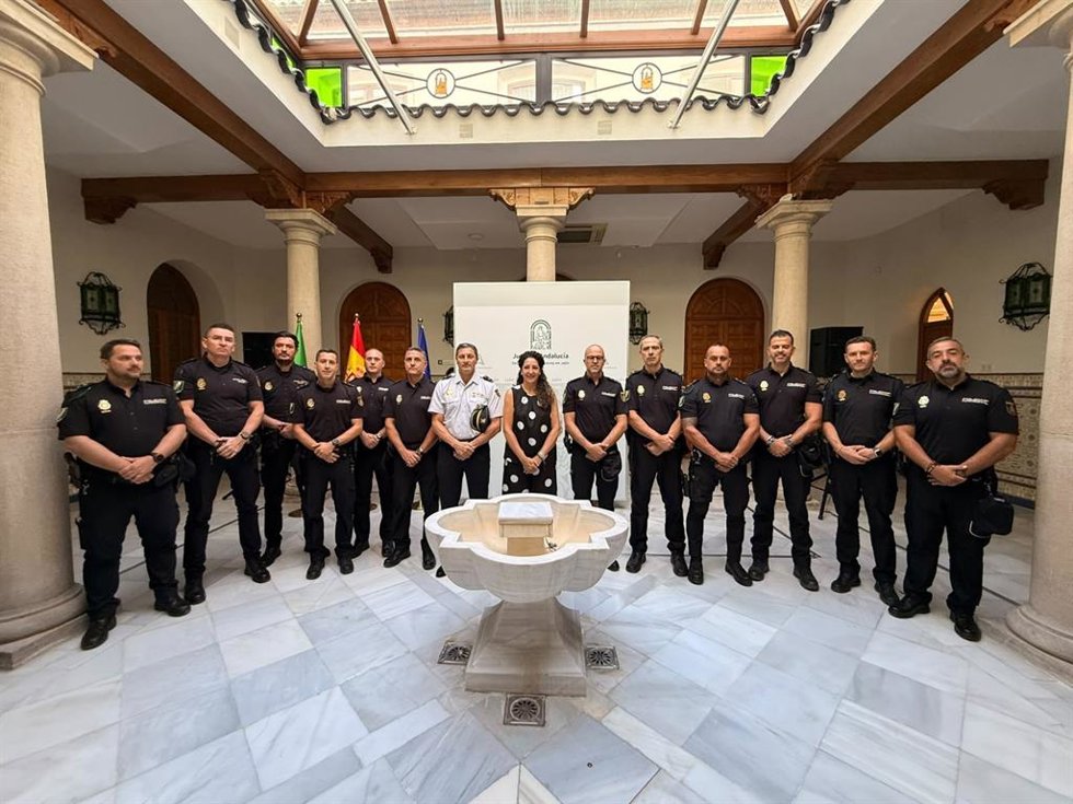Foto de familia de los nuevos agentes con la delegada del Gobierno andaluz, Ana Mata