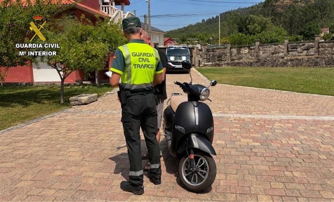 Investigan a un padre por permitir que su hijo de 10 años condujera una motocicleta por la vía pública en Gondomar (Pontevedra).