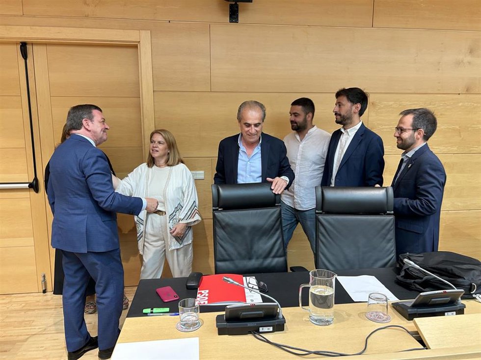 El consejero de la Presidencia, Luis Miguel González Gago, saluda a miembros del Grupo Parlamentario Socialista en las Cortes de Castilla y León.