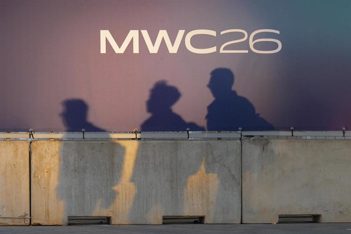 Archivo - Varias personas durante la primera jornada del Mobile World Congress Barcelona 2026 en Barcelona