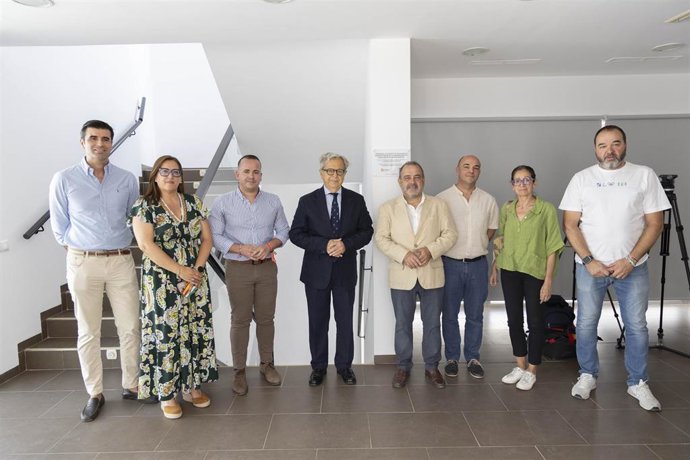El presidente de la Diputación de Córdoba, Salvador Fuentes (centro), en su visita a la Unidad de Estancia Diurna de Valenzuela.