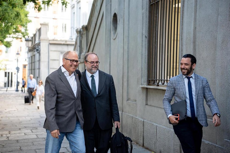 El diputado de Sumar Félix Alonso Cantorné (i) a su llegada al Tribunal Supremo, a 15 de junio de 2026, en Madrid (España). 