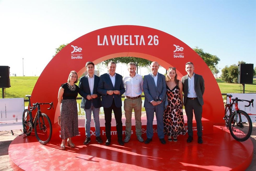 Foto de familia en Dos Hermanas tras la presentación de la etapa 17 de la Vuelta Ciclista, que discurre en su totalidad por la provincia