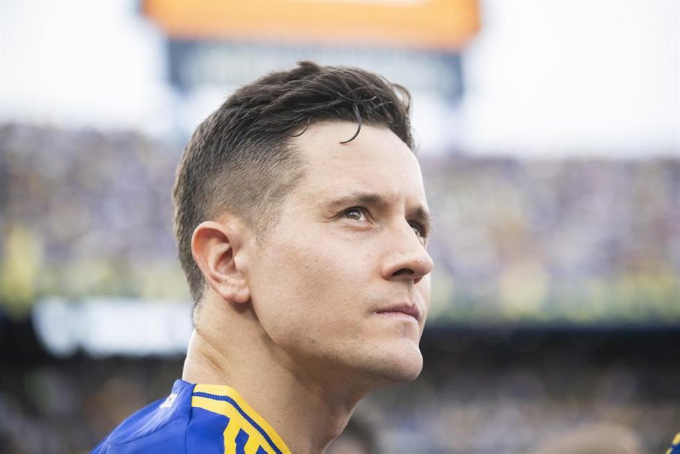 Archivo - El futbolista español Ander Herra vistiendo la camiseta del equipo argentino Boca Juniors antes de un partido en el estadio Alberto José Armando, conocido como "La Bombonera".
